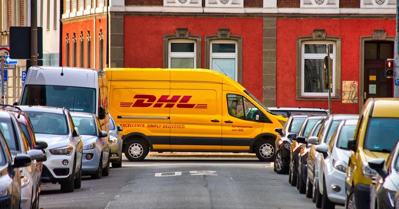 Déposer son colis : Point Relais ou Locker, quelle différence ?