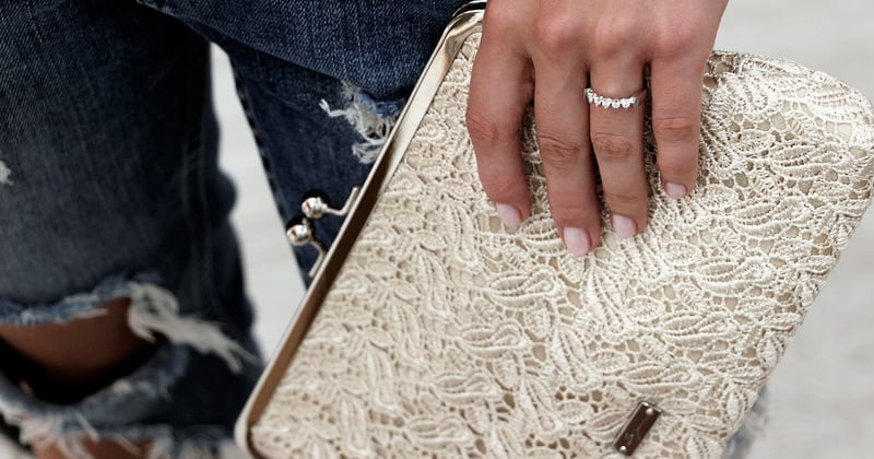 Préparer une petite pochette de bijoux pour un voyage